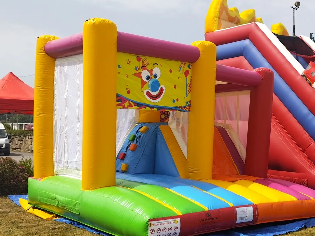 Le Clown assis — structure gonflable à louer en Bretagne