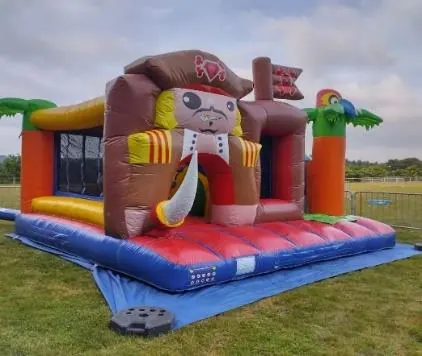 Le Complexe Pirate — structure gonflable à louer en Bretagne