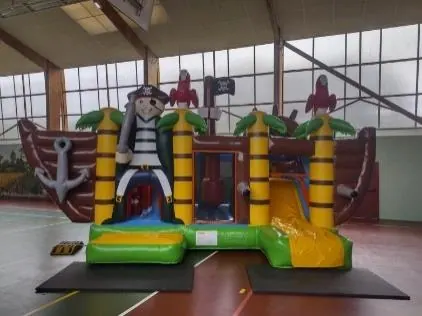 Le Multiplay Pirate — structure gonflable à louer en Bretagne