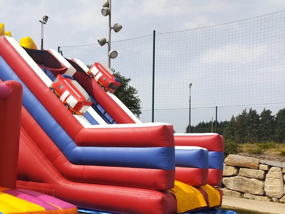 Le Toboggan Pompier — structure gonflable à louer en Bretagne